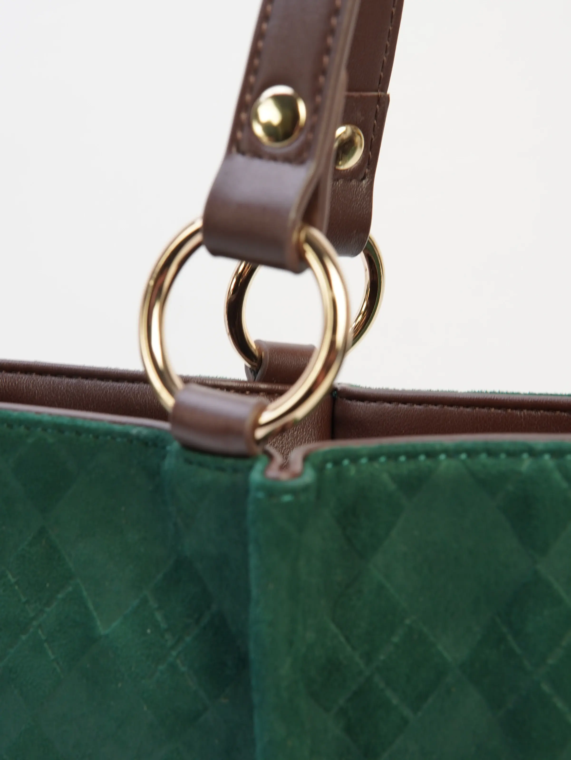 Close view of Vera metal ring handle attachment