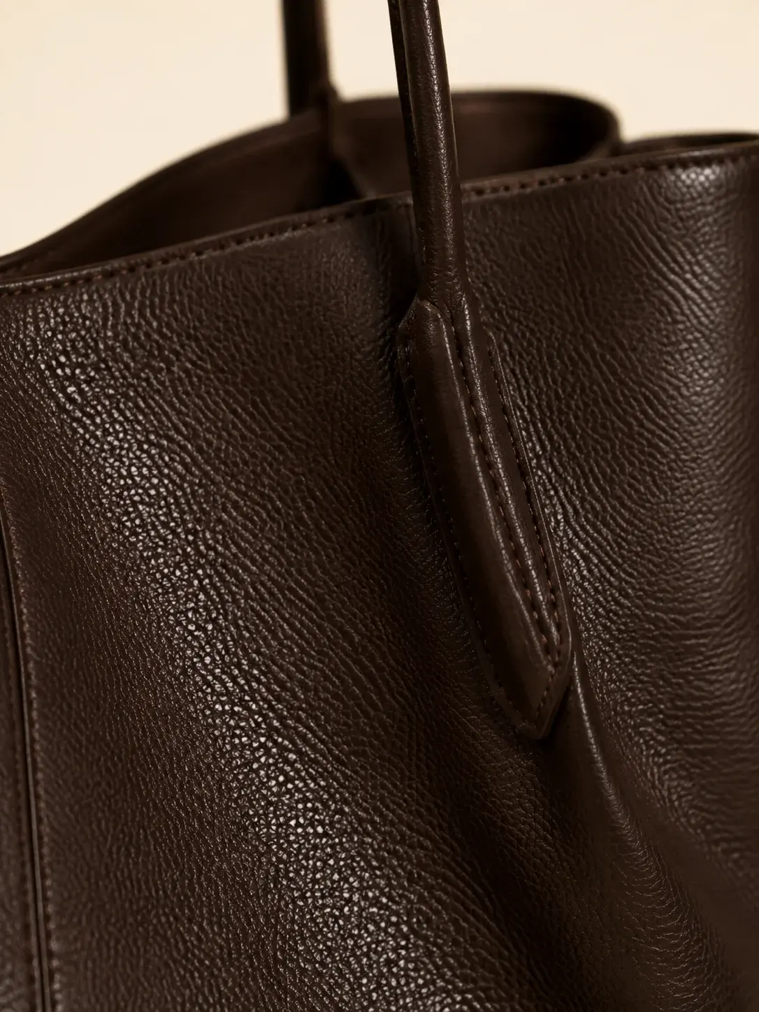 Forma Tote texture and construction detail